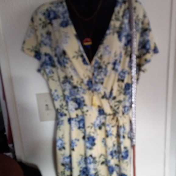 Yellow floral surplice dress - Picture 6 of 7